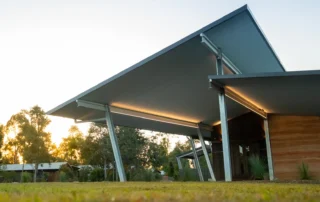 DeltaCorroCorro-EPS-FR cantilevered insulated roof at Crocodile Hunter Lodge